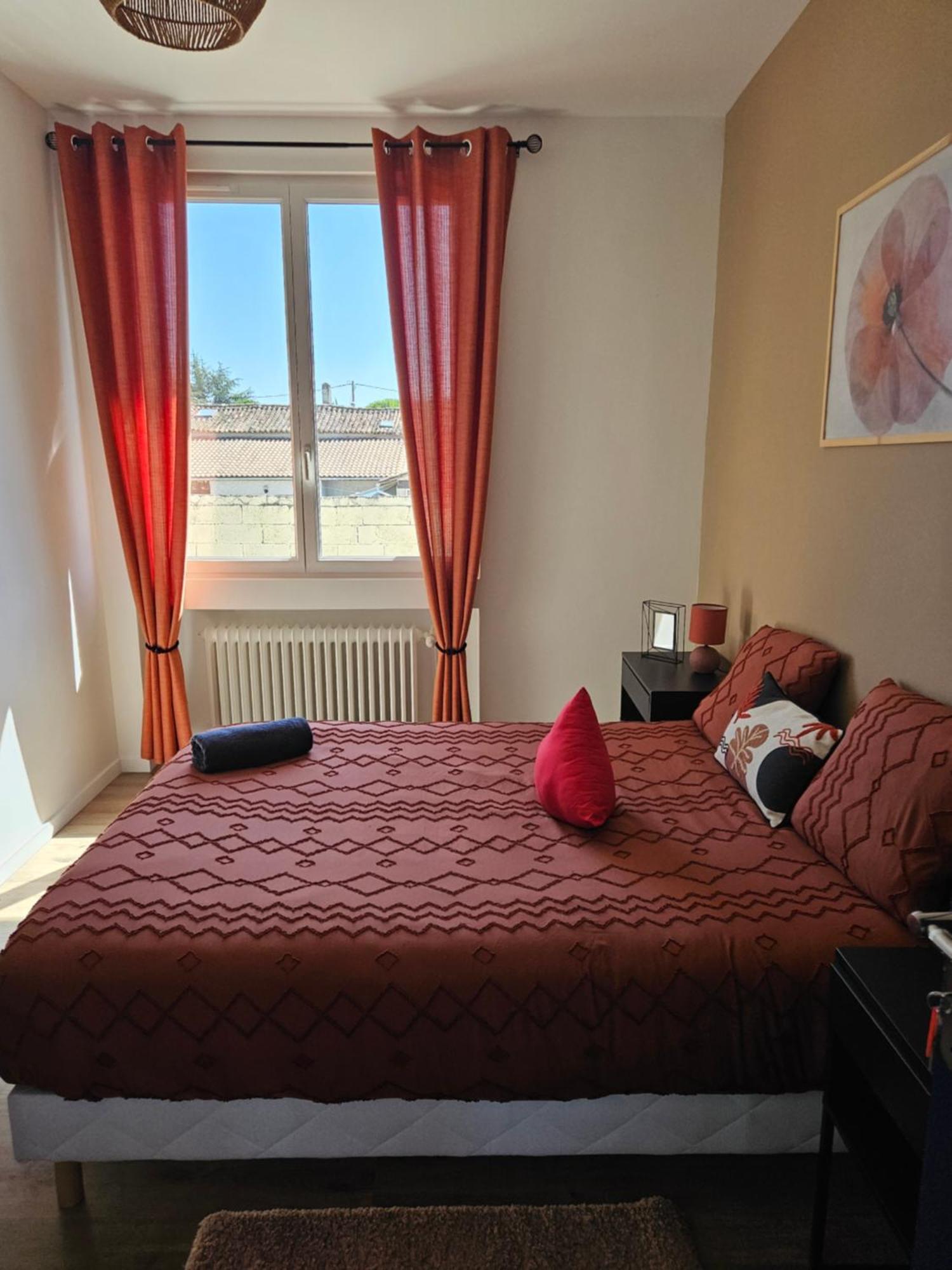 Maison Spacieuse Privatisee Ou A La Chambre - Places De Parking Saint-Michel  Extérieur photo