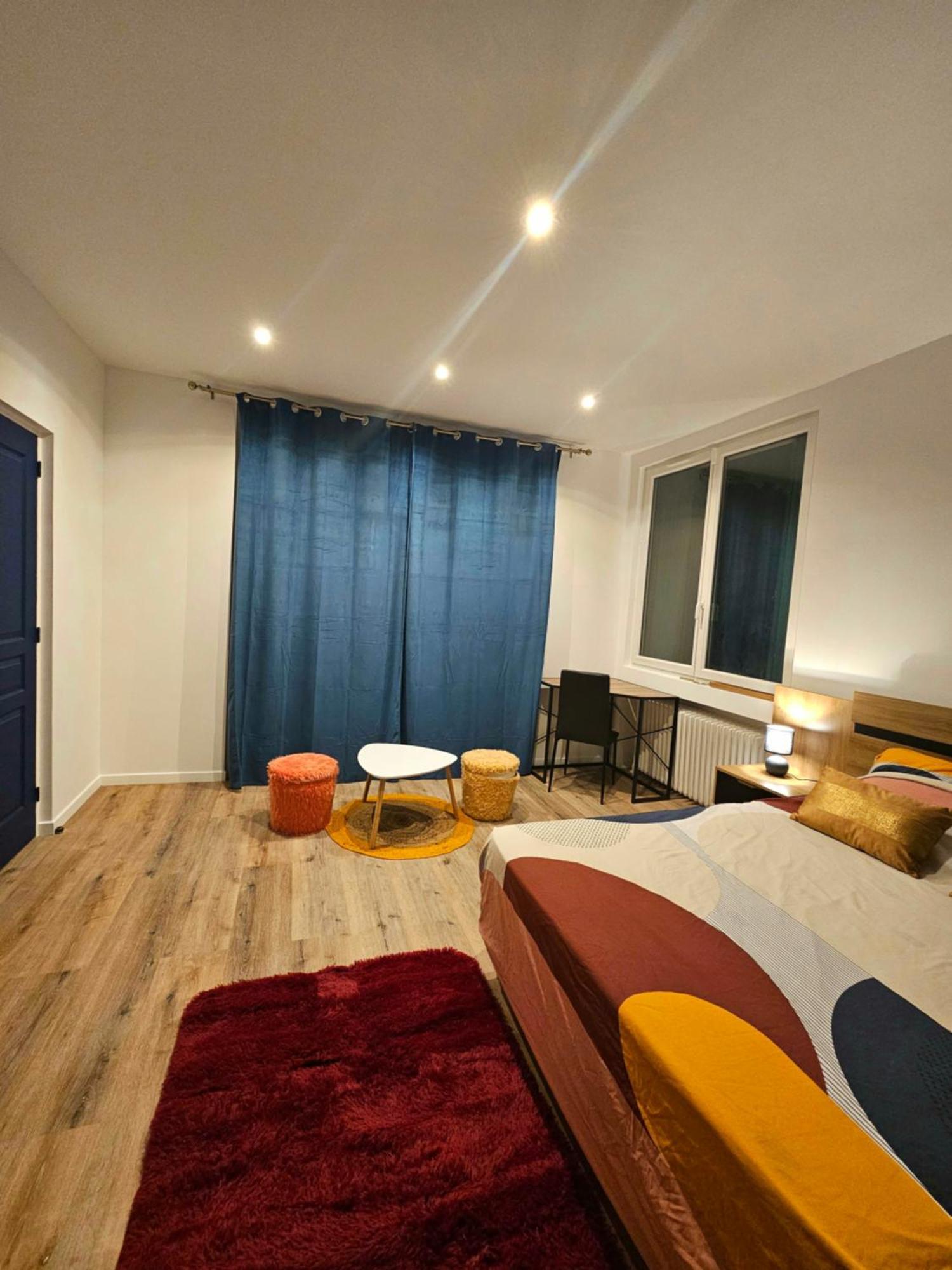 Maison Spacieuse Privatisee Ou A La Chambre - Places De Parking Saint-Michel  Chambre photo