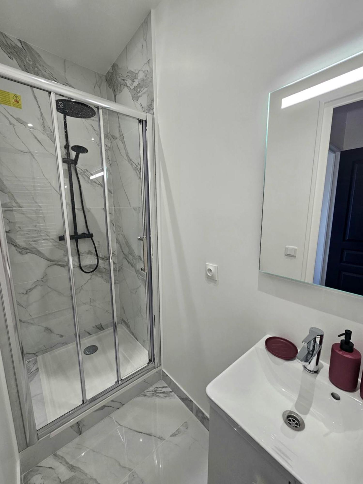 Maison Spacieuse Privatisee Ou A La Chambre - Places De Parking Saint-Michel  Extérieur photo